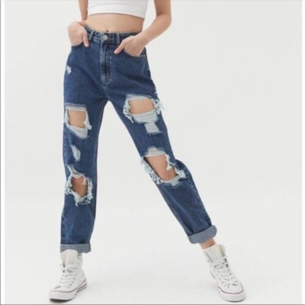 BDG URBAN OUTFITTERS boyfriend fit ripped jeans